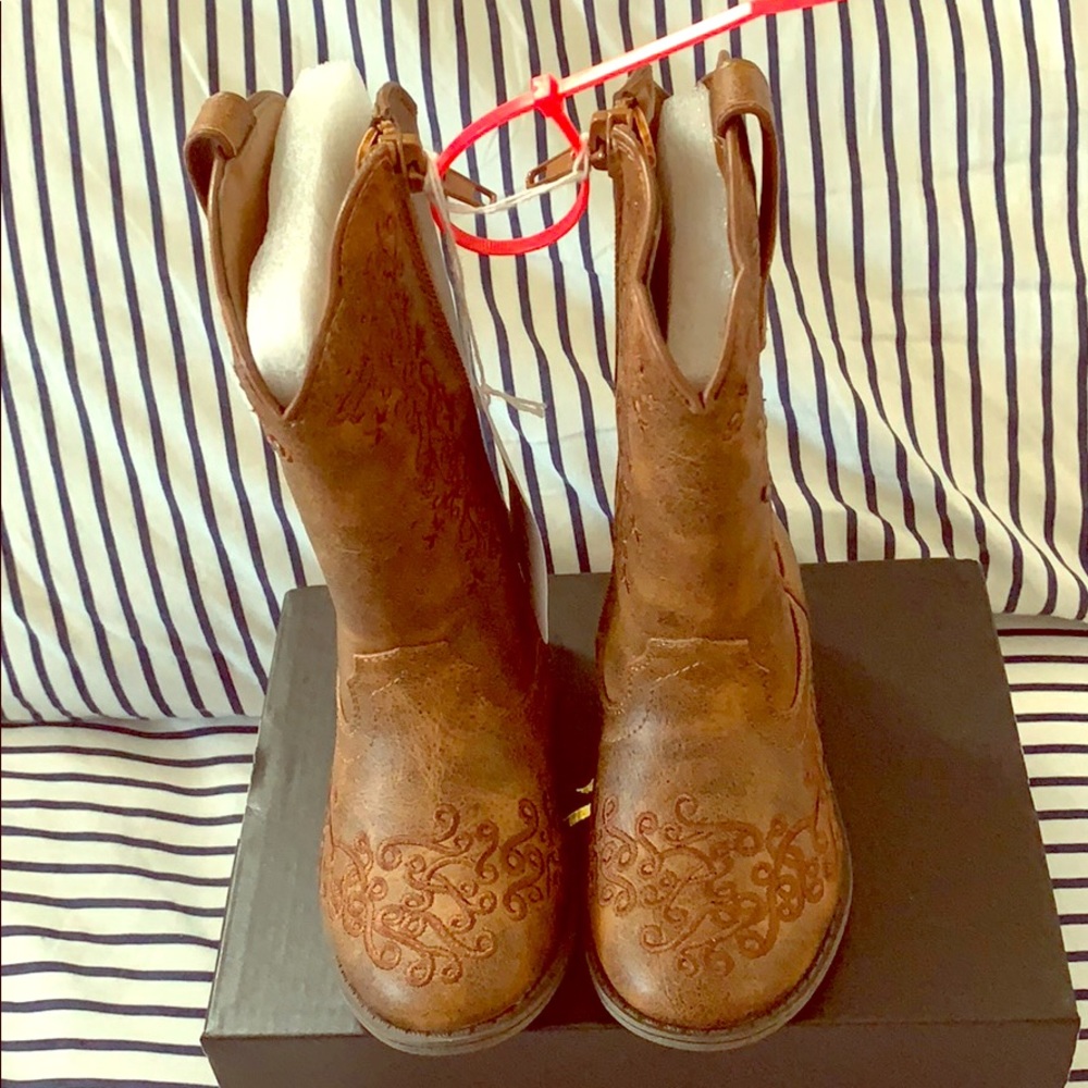 Never worn toddler girls cowboy boots 7C.